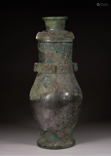 AN ARCHAIC BRONZE RITUAL LIDDED VESSEL