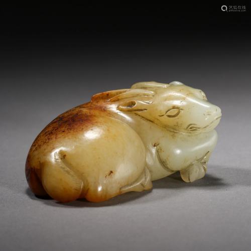 A WHITE JADE CARVED BEAST ORNAMENT