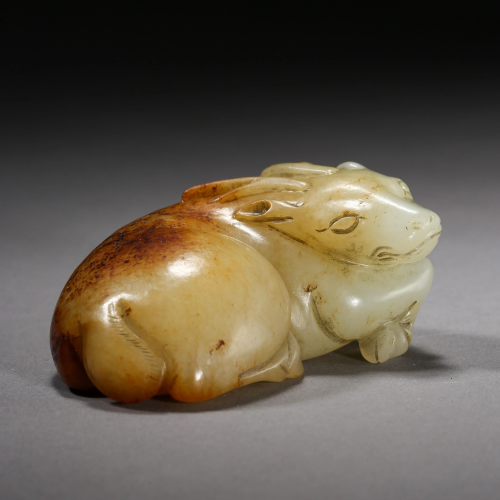 A WHITE JADE CARVED BEAST ORNAMENT