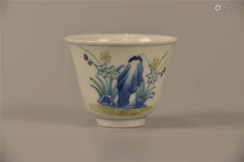 Coupe en porcelaine émaux doucai 斗彩花神杯