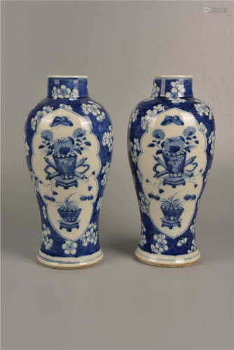 Paire de vases Meiping en porcelaine bleu blanc  冰梅开光瓶一对