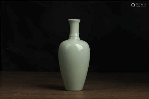 Grande vase en porcelaine céladon 青釉长颈瓶