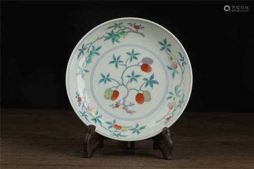 Plat en porcelaine émaux Doucai 斗彩花果盘