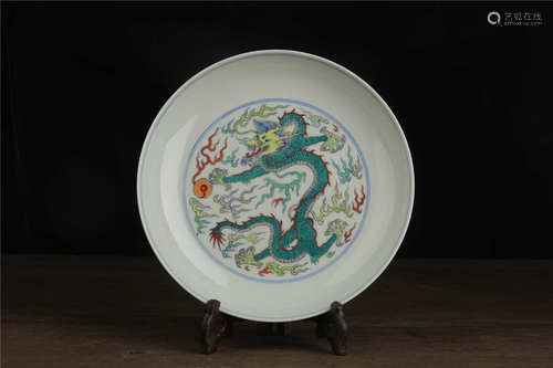 Plat en porcelaine émaux Doucai 斗彩龙纹盘