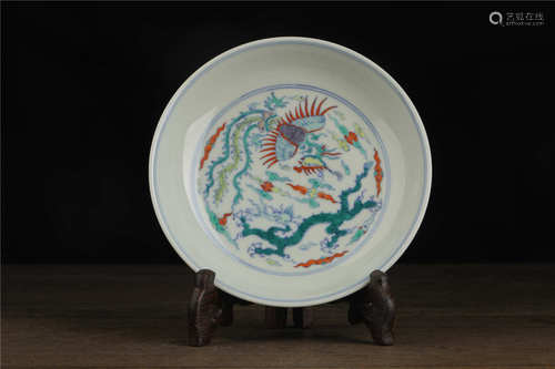 Plat avec dragon et phoenix design en porcelaine Doucai 斗彩龙凤盘