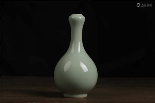 Vase porcelaine à glaçure céladon 青釉蒜头瓶