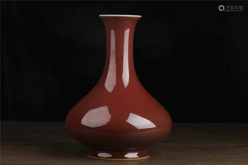 Vase forme bouteille porcelaine rouge sang de boeuf  红釉花瓶