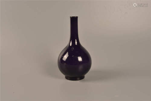 Vase porcelaine émaillée bleu violet  茄皮釉长颈瓶