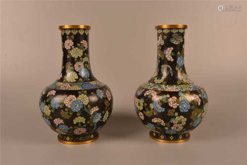 Paire de vases forme bouteille en porcelaine en émail closionné 花卉掐丝珐琅瓶一对