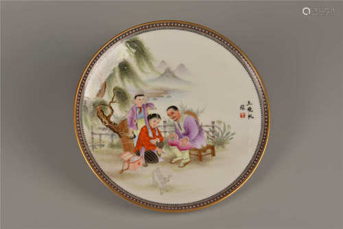 Plat  en porcelaine de la famille rose  粉彩人物盘