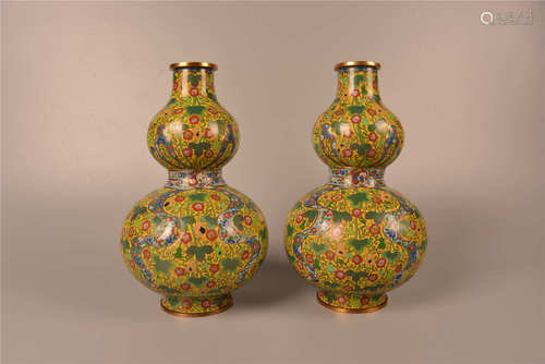 Paire de vases de forme double gourde en porcelaine en émail closionné 掐丝珐琅葫芦瓶