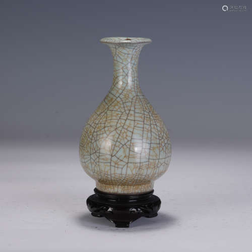 A CHINESE PORCELAIN VIEWS VASE