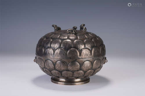 A CHINESE CARVED LOTUS PETALS PATTERN SILVER LIDDED CENSER