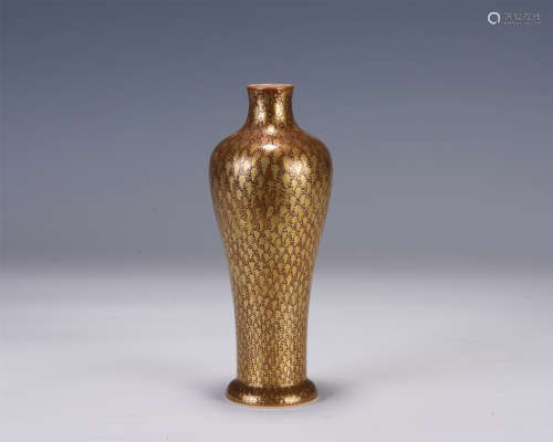 A CHINESE RED GLAZED GOLD PAINTED PORCELAIN VASE