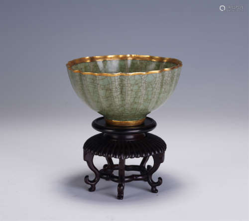 A CHINESE PORCELAIN TEACUP WITH GOLD INLAID