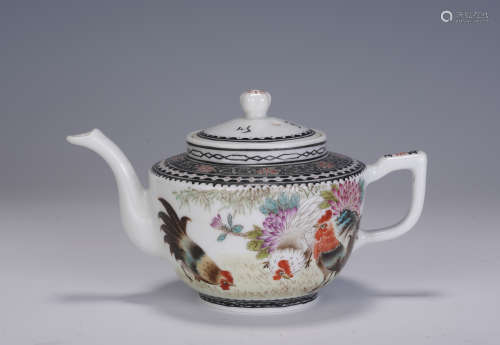 A CHINESE FAMILLE ROSE PORCELAIN TEAPOT