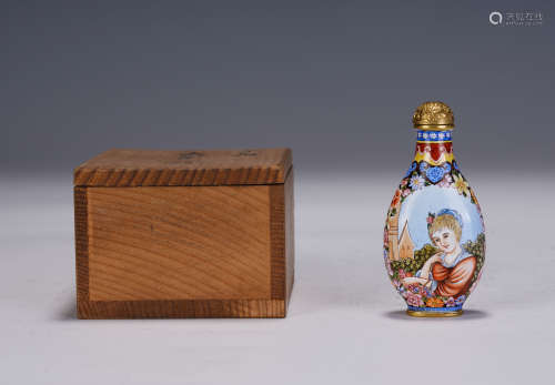 A CHINESE PAINTED ENAMEL SNUFF BOTTLE
