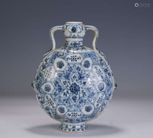 A CHINESE BLUE AND WHITE PORCELAIN FLASK MOON VASE