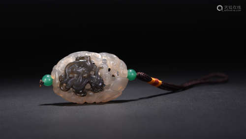 A CHINESE AGATE QIAOSE PENDANT