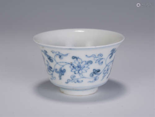 A CHINESE BLUE AND WHITE PORCELAIN WINECUP
