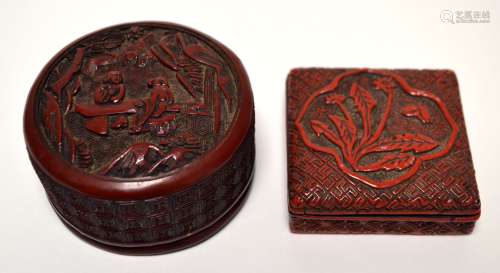 中国-19世纪初的圆形红漆盒，由两位学者在松树下的瀑布旁的桌子上...