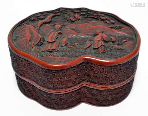 中国 - 18世纪晚期/19世纪初 红漆多裂纹盒，雕一书生与仆人携琴而...