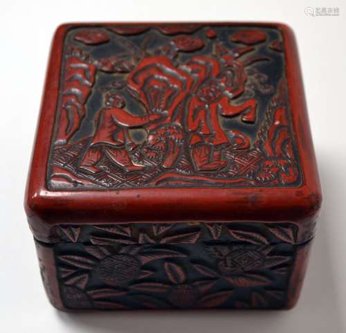 中国 - 十九世纪晚期红漆方盒，上面雕有两个人物靠近岩石，两边饰有...