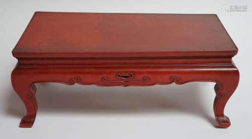 中国：红漆木小矮桌。古董作品。23 x 59 x 34厘米