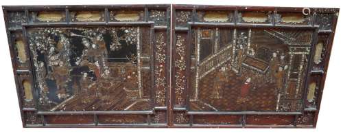 中国，19世纪。一对漆木镶珍珠母的镶板，装饰着年宫廷的场景，镀金背...