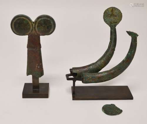 东南亚--2-5世纪 三件青铜饰物，带有棕绿色的铜锈，最后呈圆形，其中...