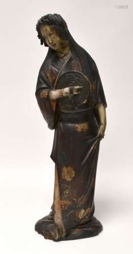 日本-明治时期（1868年-1912年） 棕色背景上的多色漆和镀金木雕艺妓...