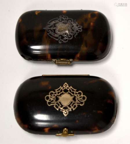 一套两个长方形玳瑁盒，饰以银色或金色徽章。(失踪)。19世纪。高8厘米