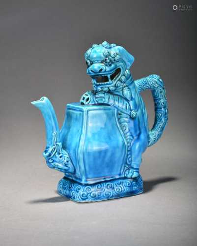 A Chinese tuquoise glazed Cadogan teapot, Qing Dynasty