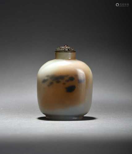 A Chinese chalcedony snuff bottle