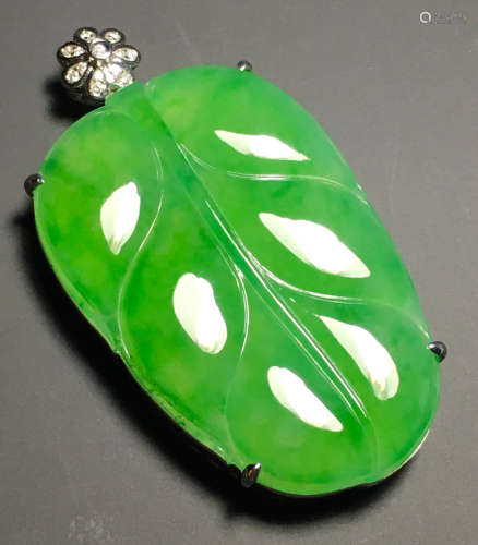 ICY GREEN JADEITE LEAF PATTERN PENDANT