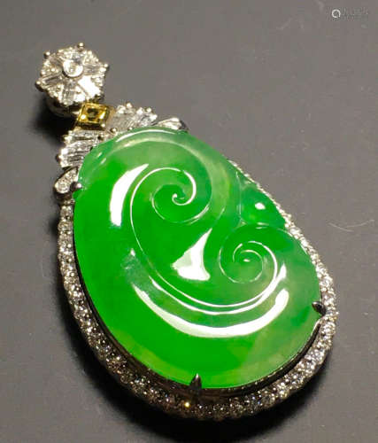 ICY GREEN JADEITE RUYI PATTERN PENDANT