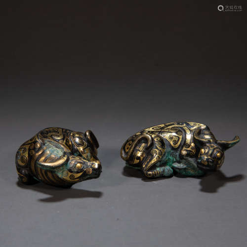 A PAIR BULLS INLAID WITH GOLD, HAN DYNASTY, CHINA