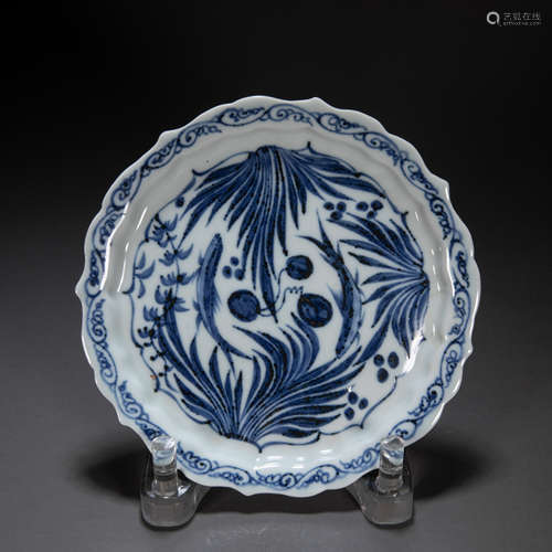 CHINESE MING DYNASTY BLUE AND WHITE PORCELAIN PLATE