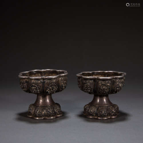 A PAIR OF CHINESE SILVER CUPS