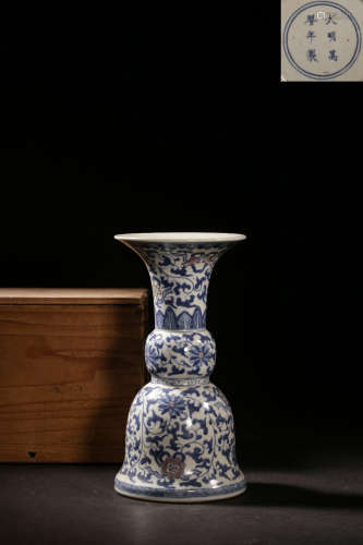 CHINESE MING DYNASTY BLUE AND WHITE VASE