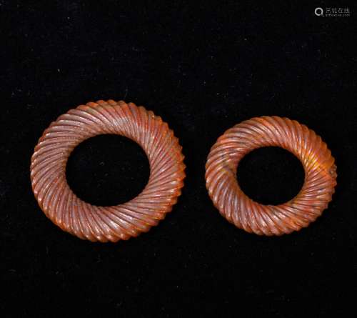 A PAIR OF AGATE RINGS, WARRING STATES PERIOD, CHINA