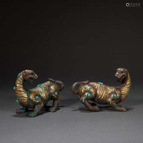 A PAIR OF BEASTS INLAID GOLD, WARRING STATES PERIOD, CHINA