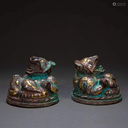 A PAIR OF BEASTS INLAID WITH GOLD, HAN DYNASTY, CHINA