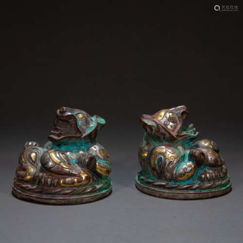 A PAIR OF BEASTS INLAID WITH GOLD, HAN DYNASTY, CHINA