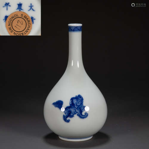 CHINESE QING DYNASTY BLUE AND WHITE VASE