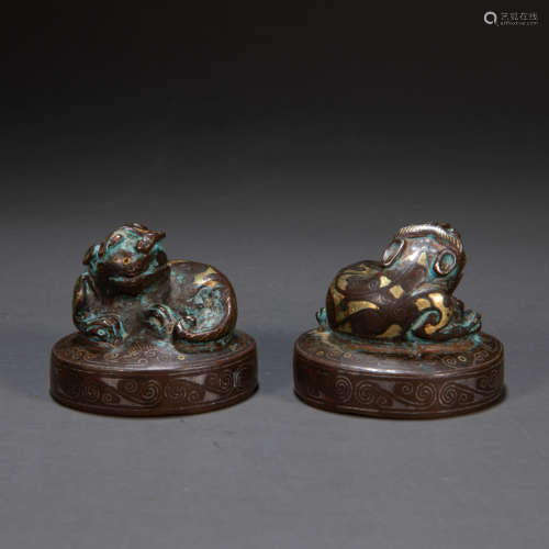 A PAIR OF  BEASTS INLAID WITH GOLD, HAN DYNASTY, CHINA