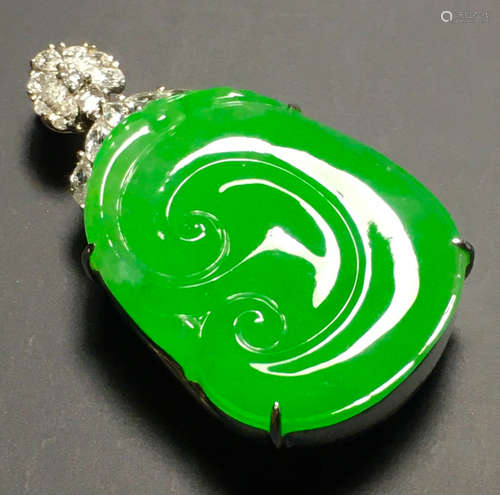 ICY GREEN JADEITE RUYI PATTERN PENDANT