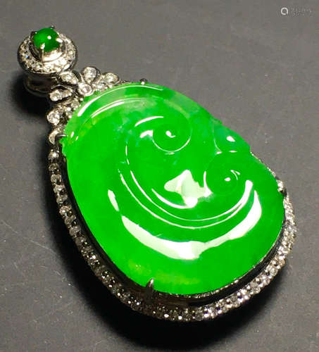 ICY GREEN JADEITE RUYI PATTERN PENDANT