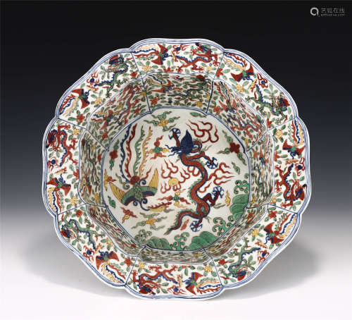 A CHINESE BLUE AND WHITE WUCAI PORCELAIN BASIN