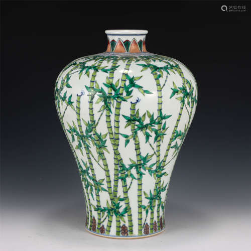 A CHINESE BLUE AND WHITE DOUCAI PORCELAIN VASE